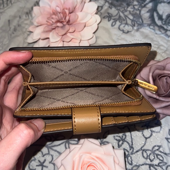 Michael Kors Jet Set Small Two Tone Logo Crossbody & Wallet Set - Picture 13 of 13